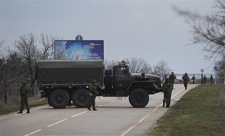 Ruské vojenské jednotky blokují silnici k vojenskému letiti v pístavu Sevastopol.