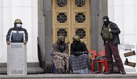 Protivládní demonstranti steí vstup do budovy parlamentu.