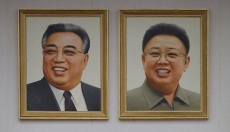 Obrazy Kim Ir-sena a Kim ong-ila.