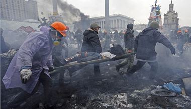 Demonstranti na Majdanu se pokouej penst zrannho druha do bezpe.