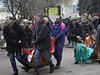 Lidé v Kyjev odnáejí mrtvé 