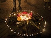 Památník z kvtin a svíek obtem stet na Ukrajin.