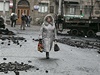 ena míjí spálená auta poblí vládních budov v Kyjev