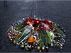 V ulicích Kyjeva vznikají improvizované pomníky zabitým