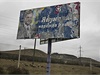 Starý volební plakát na cest ze Simferopolu do Sevastopolu hlásá: 'Janukovy - nadje pro Krym!'