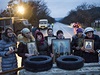 Proruské aktivistky drí ikony na jednom z checkpoint poblí krymského Sevastopolu. 