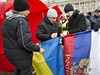 Pro-rutí aktivisté svazují ukrajinskou a ruskou vlajku.