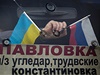 idi autobusu lepí na pední sklo kabiny ruskou a ukrajinskou vlajku.