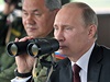 Ruský prezident Vladimír Putin pi inspekci armády v ervenci roku 2013.