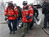 Pracovníci erveného kíe a demonstranti odnáejí zranné.