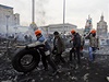 Demonstranti na Majdanu shromaují materiál k posílení barikád.