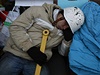 Demonstrant spí na barikádách v centru Kyjeva.