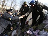 Lvovtí policisté se pidali na stranu protestujících. V Kyjev promluvili na Majdanu, vyslouili si nadené reakce od shromádných demonstrant.