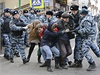 Potyka mezi ruskou policií a demonstranty, kteí protestují proti soudu s Putinovými oponenty.
