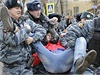 Rutí policisté zadrují demonstranta.