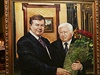 Korupce na Ukrajin. Prezidenta Viktora Janukovye (vlevo) a generálního...