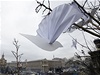 Papírové holubice, symbol míru, se vznáejí nad zaplnným Majdanem.