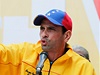 Opoziní lídr Henrique Capriles na tiskové konferenci.