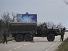 Ruské vojenské jednotky blokují silnici k vojenskému letiti v pístavu Sevastopol.