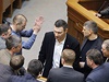 Ukrajinský opoziní pedák Vitalij Kliko mluví s kolegy v ukrajinském parlamentu. Za ním nov zvolený mluví parlamentu Oleksandr Turchynov.