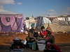Syrské eny v uprchlickém táboe perou prádlo a vaí.