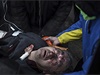 Lékai a ostatní demonstranti odnáejí zranného proruského úastníka protest.