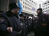 Policie se bhem protest v Simferopoli snaila od sebe oddlit etnické Rusy a krymské Tatary.