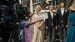  Amanda Abbington (Mary), Martin Freeman (John Watson) a Benedict Cumberbatch (Sherlock Holmes) p�i natá�ení t�etí �ady seriálu Sherlock