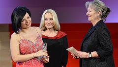 Re�isérka Silvie Dymáková p�evzala v pra�ském Rudolfinu výro�ní cenu �eské filmové a televizní akademie �eský lev za nejlep�í dokumentární film. Cenu jí p�edaly dokumentaristky Helena T�e�tíková a Olga Sommerová.