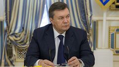 Janukovy se pokusil utct ze zem, chtl podplatit hranin policii