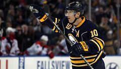 Obránce Buffalo Sabres Christian Ehrhoff oslavuje svj gól proti Carolina Hurricanes.  