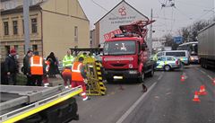 Dva mu�i utrp�li 26. února ráno v �eských Bud�jovicích t�ká zran�ní, poté co nákladní v�z narazil do pojízdné plo�iny, na které opravovali troleje.