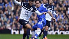 Frank Lampard (vpravo) v souboji s Kevinem Mirallasem.