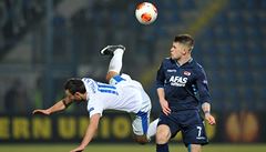 Liberecký zálo�ník Sergej Rybalka (vlevo) a úto�ník Alkmaaru Jóhann Gudmundsson.