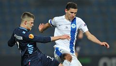 Liberecký zálo�ník David Pavelka (vpravo) a úto�ník Alkmaaru Jóhann Gudmundsson.