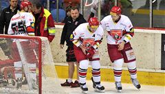 René Vydarený (druhý zprava) z Hradce Králové byl v utkání zran�n a zápas nedohrál.