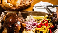 Hosté restaurace U D�lového k�í�e hladoví neodcházejí.