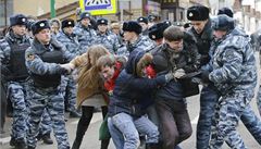 Potyka mezi ruskou policií a demonstranty, kteí protestují proti soudu s Putinovými oponenty.