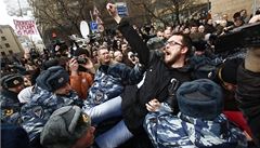 ekání na verdikt o trestech pro Putinovy oponenty provázejí protesty. Rutí policisté proti demonstrantm zasahují.