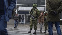 Neznámý ozbrojenec hlídkuje p�ed sevastopolským leti�t�m.