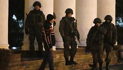 Ozbrojenci hlídkují p�ed simferopolským leti�t�m.