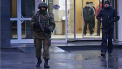 Ozbrojenec p�ed leti�t�m v Simferopolu.