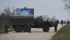 Ruské vojenské jednotky blokují silnici k vojenskému letiti v pístavu Sevastopol.