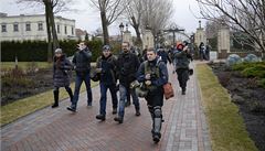 Demonstranti a novinái vstupují do oputné prezidentské rezidence na kraji Kyjeva.