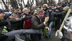 Dav bije zástupce Strany region Vitalije Gruevského ped ukrajinským parlamentem. 