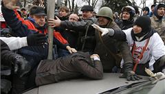 Dav bije zástupce Strany region Vitalije Gruevského ped ukrajinským parlamentem. 