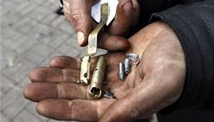 Protivládní demonstrant ukazuje rzné typy munice, které byly na lidi vypáleny.