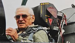Fotografie z letu k 90. narozeninám Miroslava Štandery v letounu OK-JET L-39. | na serveru Lidovky.cz | aktuální zprávy