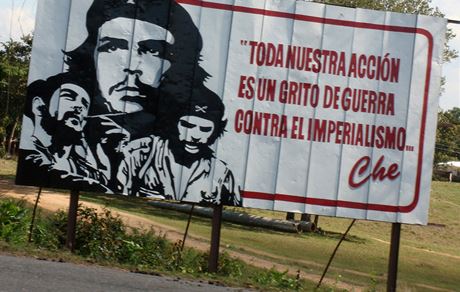 Billboard oslavující Che Guevaru