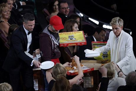 Ellen DeGeneres objednana na slavnostní ceremoniál pizzu od poslíka. Zájem ml i Brad Pitt